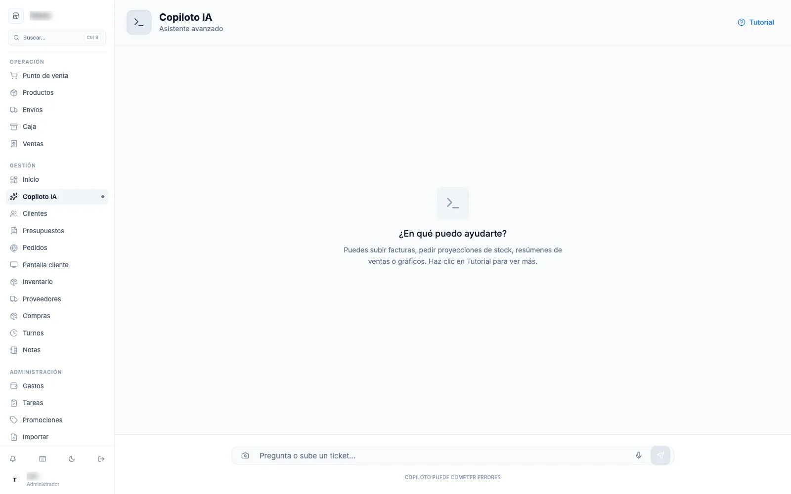 La pantalla del Copiloto IA vacía, con el mensaje de bienvenida, el botón Tutorial y el campo para escribir o subir un ticket.
